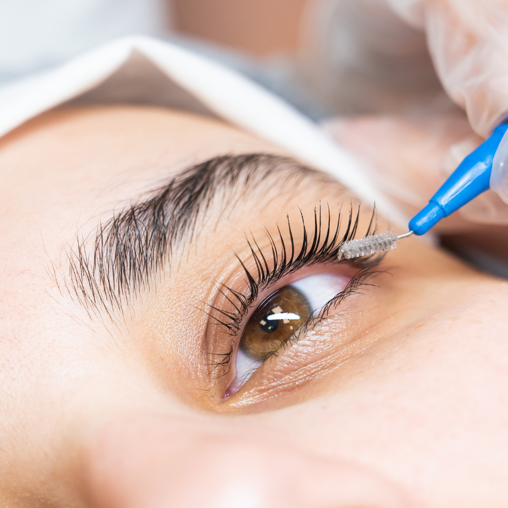 Beauty eyelash lifting service at candibrows for lifted, curled lashes